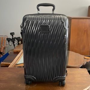 TUMI INTERNATIONAL CARRY-ON